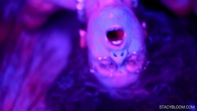 Baby onanerer på kamera og bringer sig selv til orgasme.